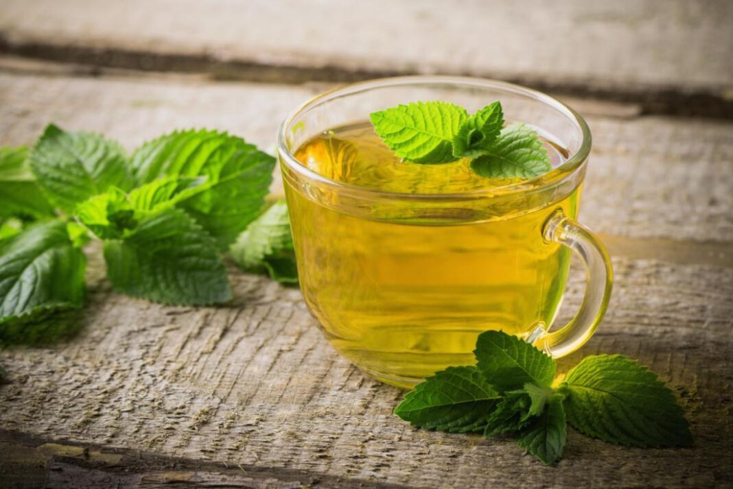 How to ease hot flashes in 7 days using peppermint tea